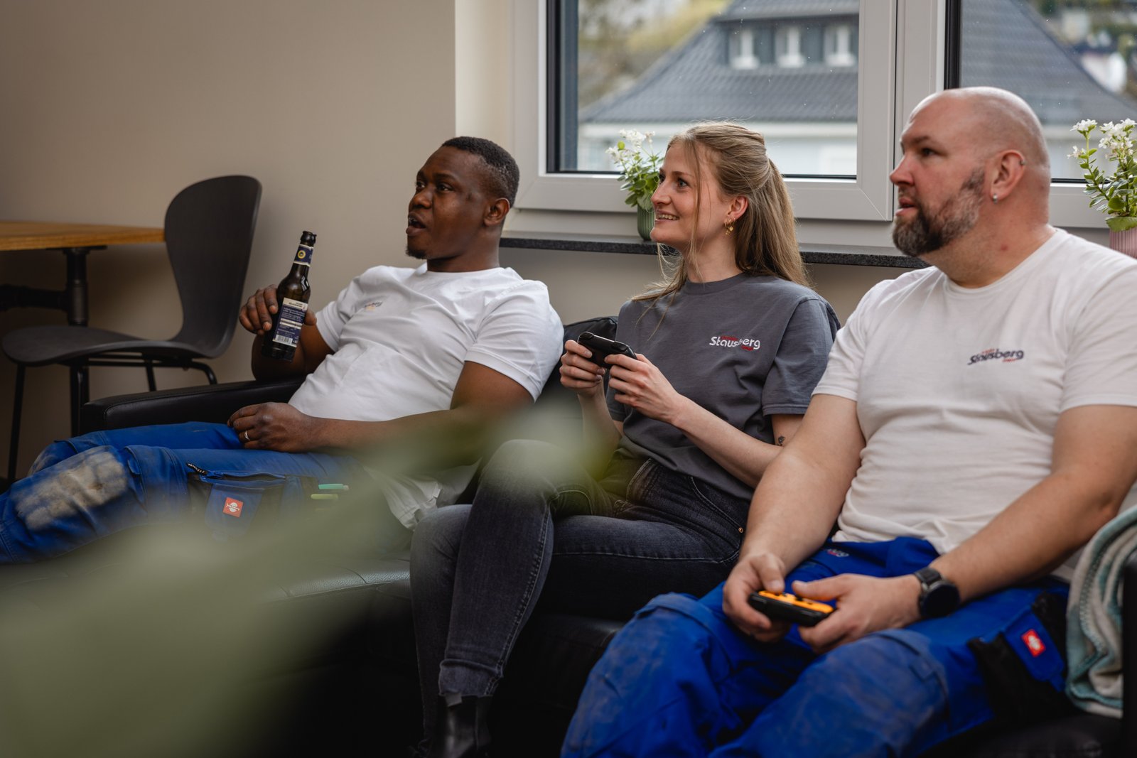 Kollegen spielen gemeinsam Konsole in der Pause